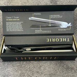 New in box flat iron. Classic 1 inch styler